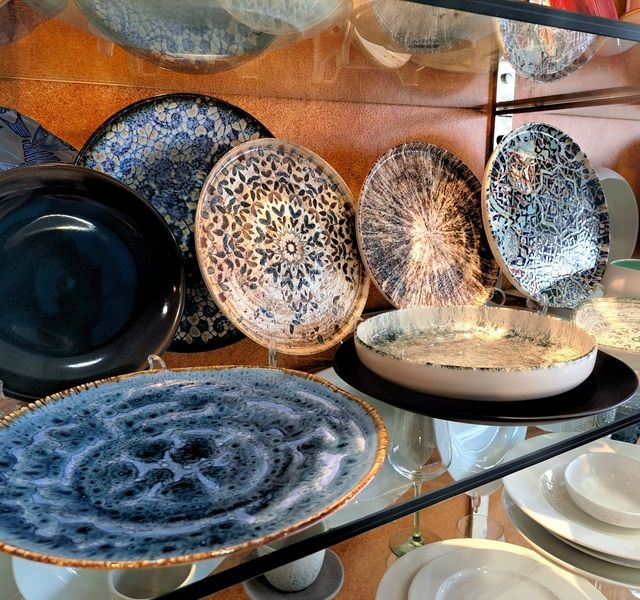 Variedad de platos de varios diseños en una estanteria